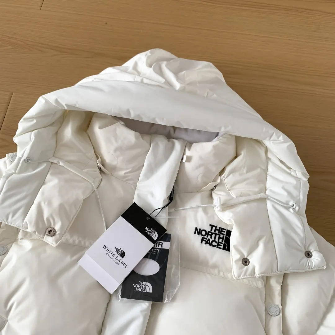 Women's model 💰P380 Style number: Y 165 The north face 🇰🇷Korean limited edition 2-in-1️⃣ short shoulder sleeve down jacket. Made of windproof fabric and high-density physical wind barrier, it can effectively reduce heat loss due to convection while also protecting the body's microclimate. The interior is filled with extremely fluffy duck down, which has high energy-keeping properties and is lightweight and warm. Two-wear design, the sleeves can be attached and removed at will through the wrap-around zippers on both sides, and the jacket turns into a vest in an instant, making it a two-wear suit, suitable for changing seasons. The embroidered brand LOGO is smooth and fine, full of texture and more recognizable. The hem is adjustable and has a built-in drawstring buckle, which can be adjusted and retracted at will, allowing for more dressing possibilities. (Sleeves are removable) Color: Brown Black White Size: XS-XL